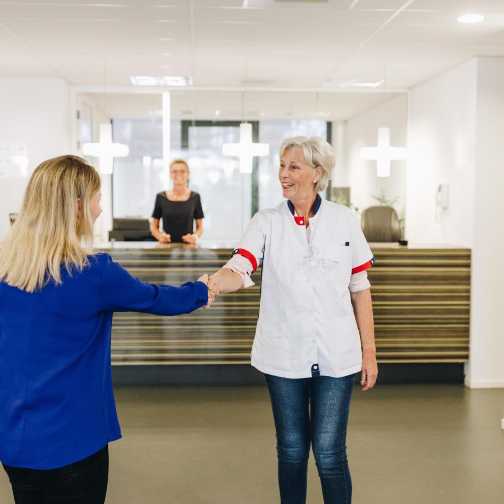 vrouw-wordt-gehaald-uit-wachtkamer