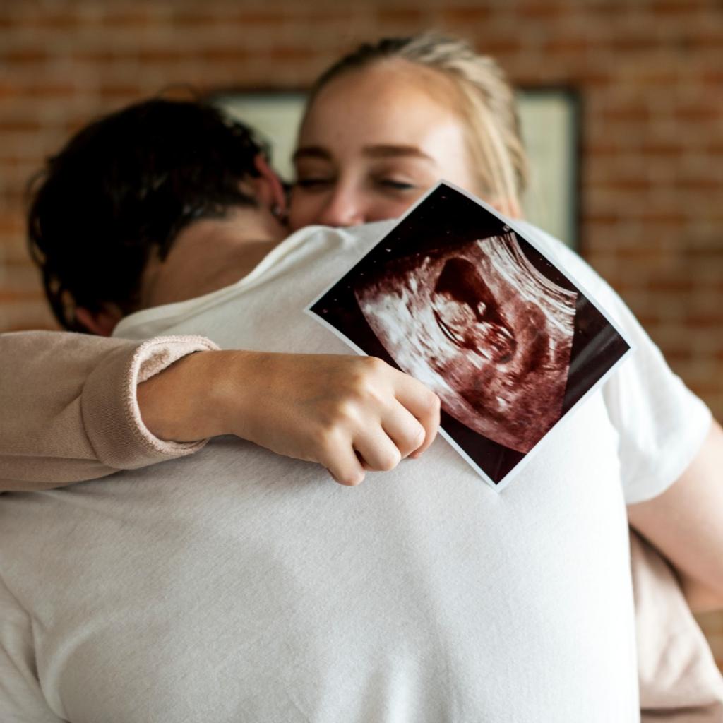 man-vrouw-zijn-zwanger-met-echofoto